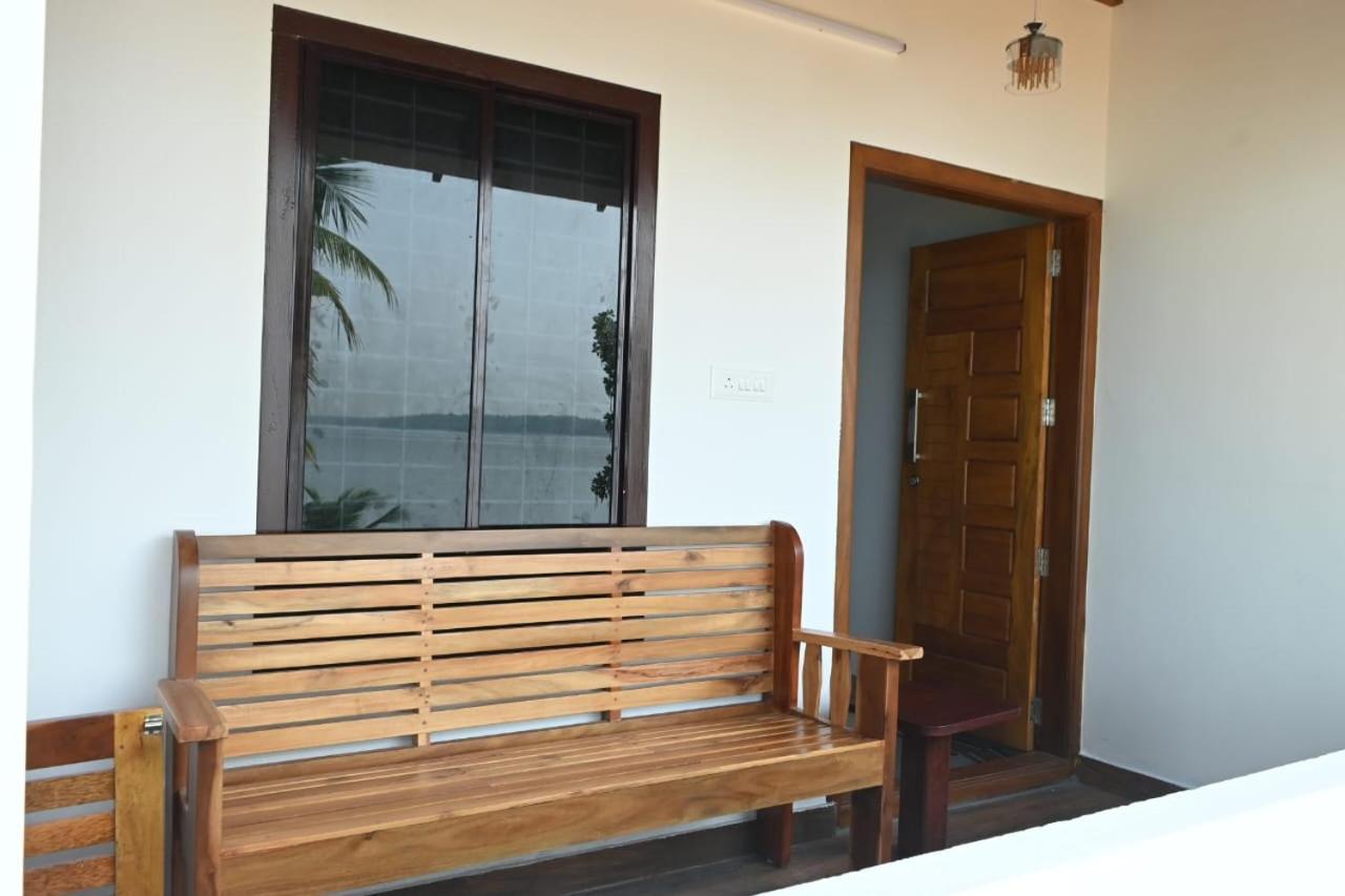 Kayalvarath Paradise Apartment Mundrothuruth Exterior photo